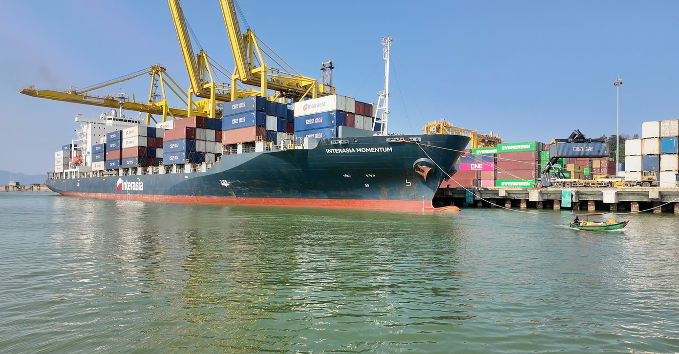 Cảng Đà Nẵng là cảng biển lớn nhất khu vực miền Trung mỗi ngày có hàng chục lượt tàu hàng ra vào cảng. Những chuyến tàu hàng chục nghìn tấn, ra vào cảng là cả một quy trình nghiêm ngặt với sự phối hợp nhịp nhàng của các hoa tiêu hàng hải, các thuyền trưởng, lái tàu, cùng đội tàu lai dắt, các bộ phận trên bờ của cảng. 073eb29836a9b8f7e1b8.jpg