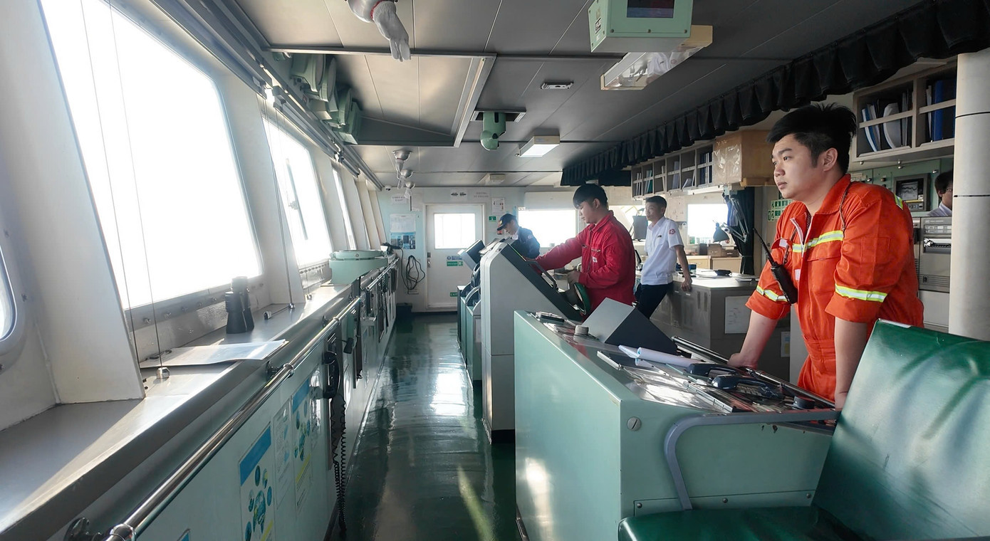 Tất cả thuyền trưởng, lái tàu và hoa tiêu đều tập trung cao độ cho việc đưa tàu vào cảng đảm bảo an toàn. e7fa80802db1a3effaa0.jpg