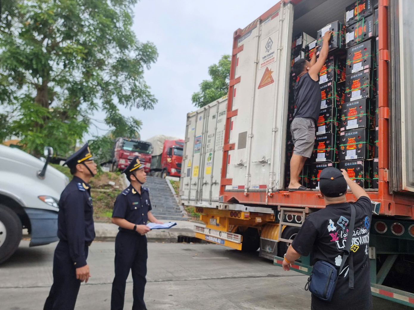 Nhiều lô hàng nông sản z7552624132382-166d341ae0ead5ec23f8fe882104380a.jpg