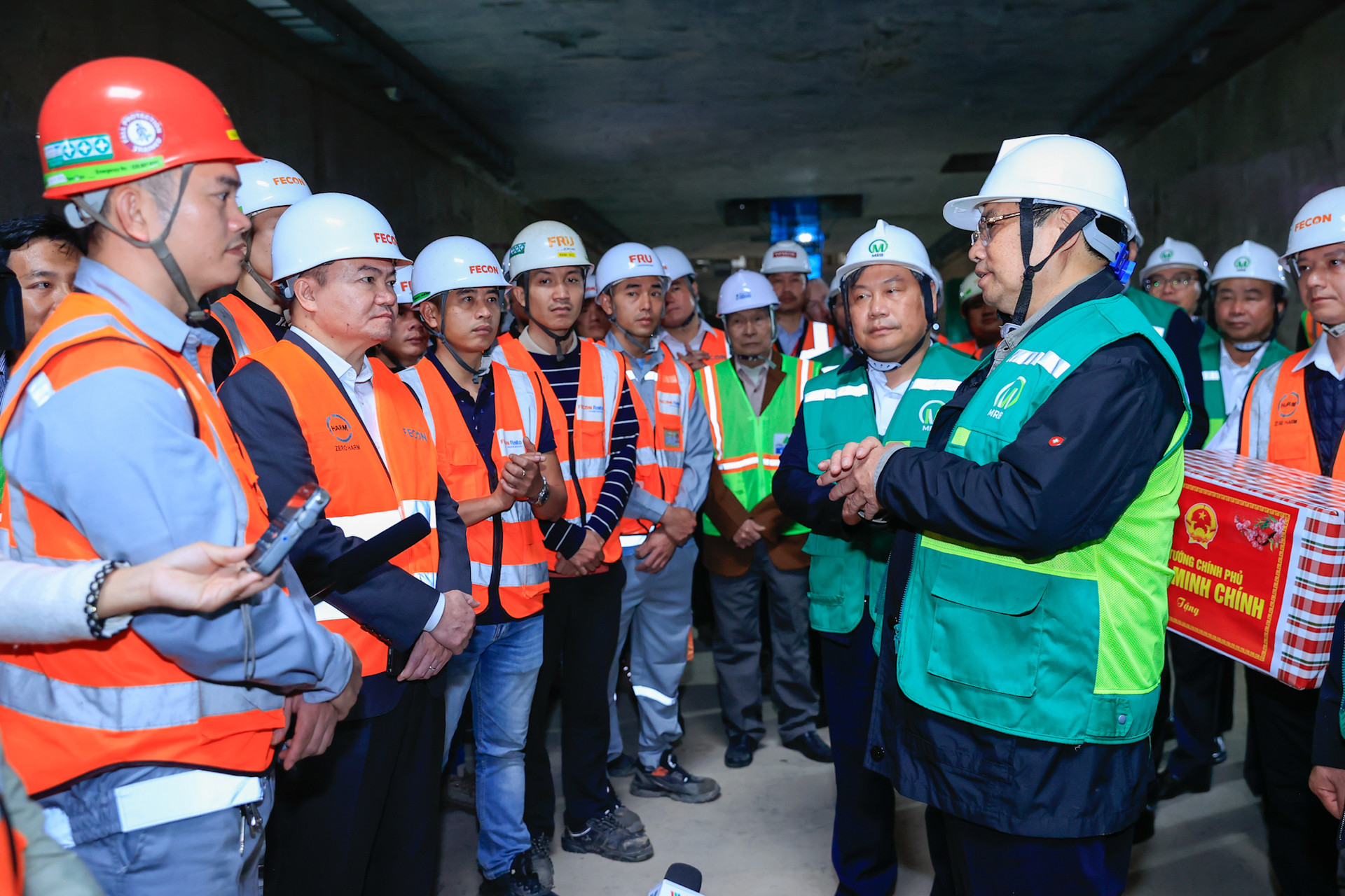 Thủ tướng: Tốc độ triển khai đường sắt đô thị thời gian tới phải gấp hàng chục lần những năm qua- Ảnh 3. Thủ tướng: Tốc độ triển khai đường sắt đô thị thời gian tới phải gấp hàng chục lần những năm qua- Ảnh 3.