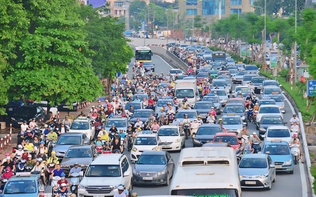 Thủ tướng: Không để xảy ra ùn tắc kéo dài trên các tuyến đường vào trung tâm Hà Nội và TPHCM- Ảnh 1. Thủ tướng: Không để xảy ra ùn tắc kéo dài trên các tuyến đường vào trung tâm Hà Nội và TPHCM- Ảnh 1.
