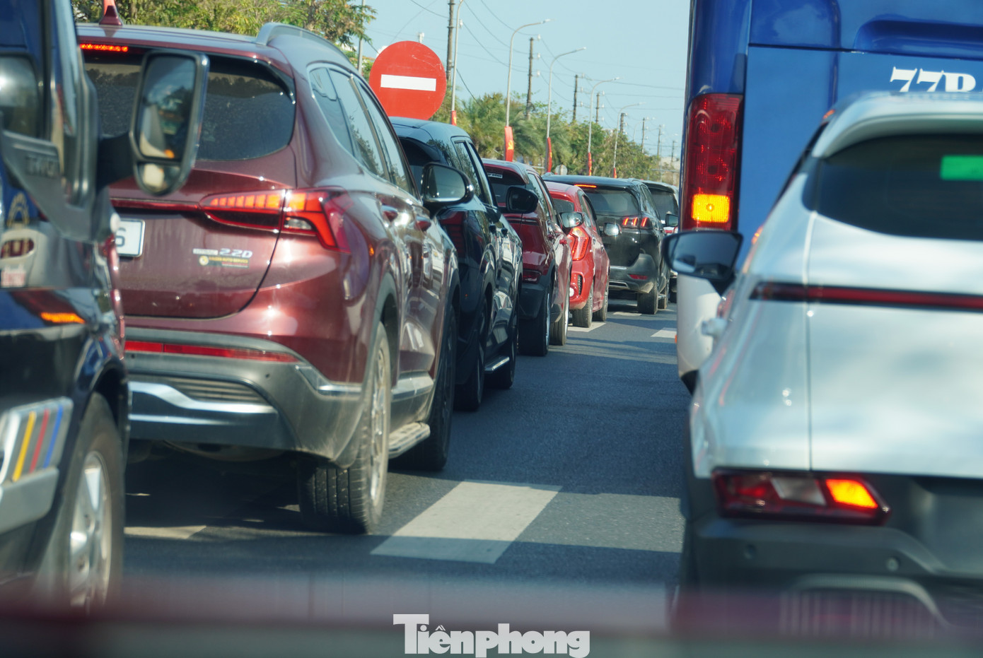 Xe bám đuôi nhau san sát. Đường dài, đông xe, ùn tắc khiến người dân vừa mất thời gian vừa rất mệt mỏi. tp-quoclo-10.jpg