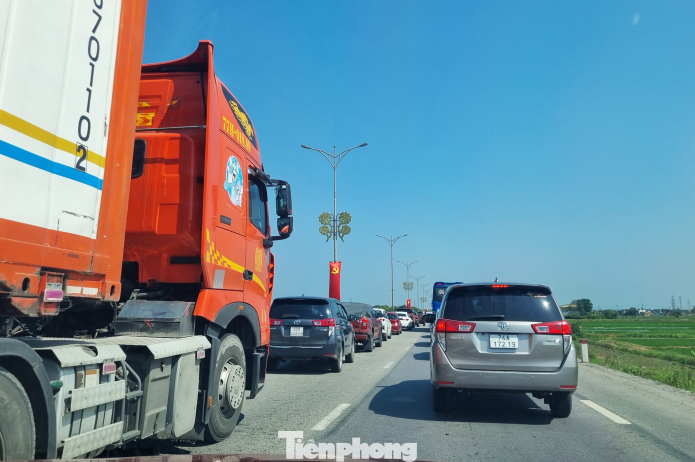 Cuối kỳ Tết, người dân bắt đầu rời quê trở lại nơi ở, nơi làm việc. Tuyến đường quốc lộ 1 qua miền Trung từ sáng tới tối nườm nượp xe cộ , đặc biệt là xe cá nhân. Ảnh: Thanh Hiền. tp-ketxe.jpg