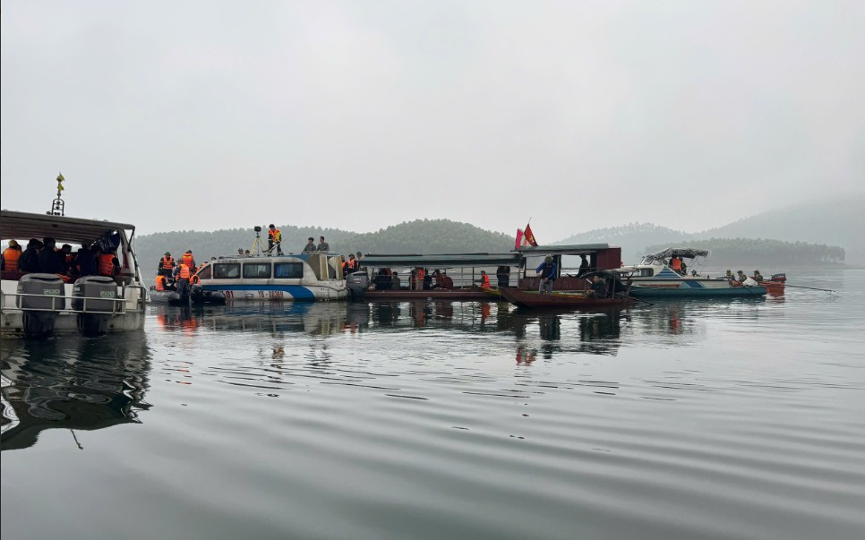 Hiện trường vụ va chạm giữa tàu chở đá và tàu chở khách trên hồ Thác Bà (Lào Cai) khiến 6 người chết. Ảnh: CHH&ĐTVN. vu-chim-tau-tren-ho-thac-ba-cho-gap-doi-so-nguoi-xuat-phat-tu-ben-khong-phep-2.png