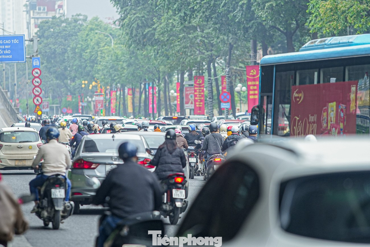 Lượng phương tiện khá đông đúc trên đường vành đai 3. tp-giao-ythong-anhu2-25.jpg