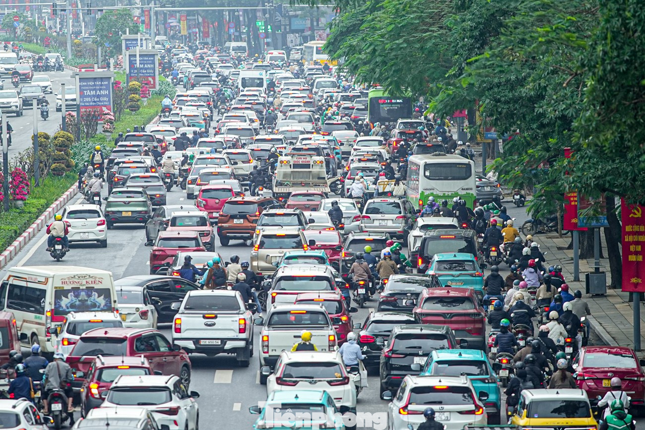 Đường Trần Duy Hưng nhanh chóng rơi vào cảnh ùn tắc cục bộ do mật độ phương tiện gia tăng. tp-giao-ythong-anhu2-26.jpg