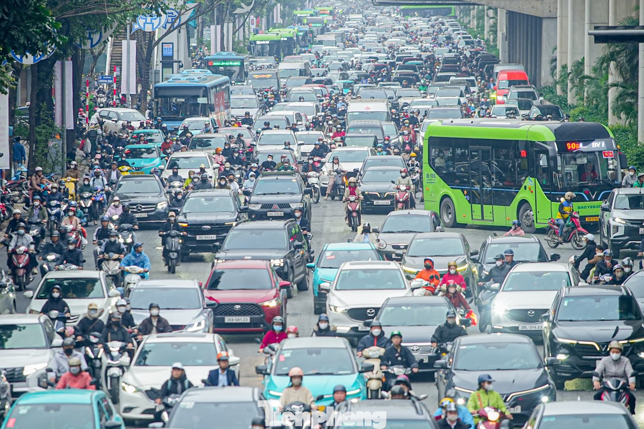 Mặc dù rộng đến 10 làn xe nhưng tuyến đường là điểm nóng về ùn tắc. tp-giao-ythong-anhu2-15.jpg