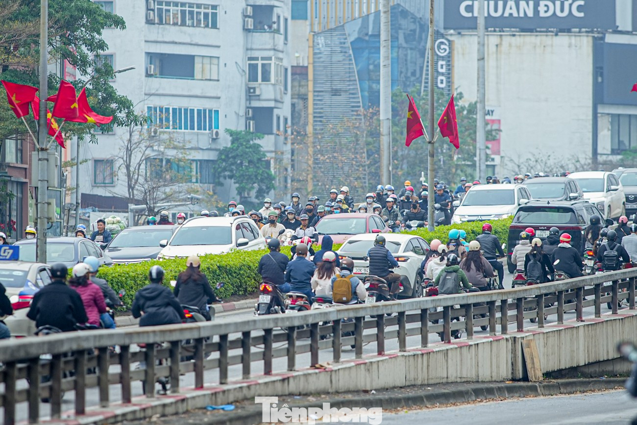 Cầu vượt qua Ngã Tư Sở dày đặc các phương tiện. tp-giao-ythong-anhu2-9.jpg