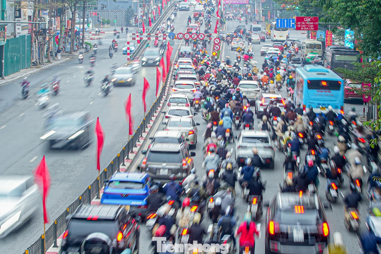 Trên phố Tây Sơn, phương tiện xếp hàng nối đuôi nhau qua cầu vượt Thái Hà, hướng về nội đô. tp-giao-ythong-anhu2-7.jpg