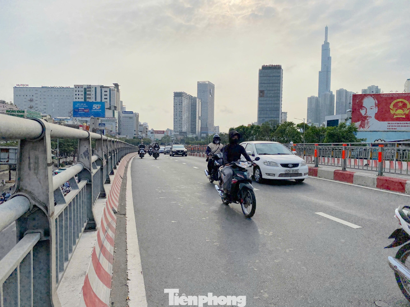Dòng xe di chuyển qua cầu vượt nút giao thông Hàng Xanh vào sáng mùng 7 Tết. tp-hang-xanh.jpg