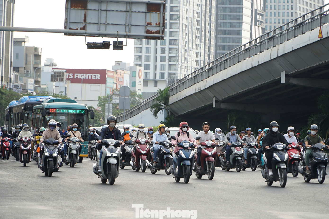 Tại nút giao thông Hàng Xanh, phương tiện lưu thông thuận lợi, không xảy ra cảnh ùn tắc. tp-hang-xanh-3.jpg