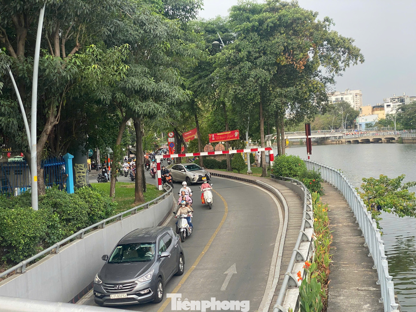 Dòng phương tiện di chuyển ổn định trên đường Hoàng Sa hướng về phường Sài Gòn. tp-hoang-sa.jpg