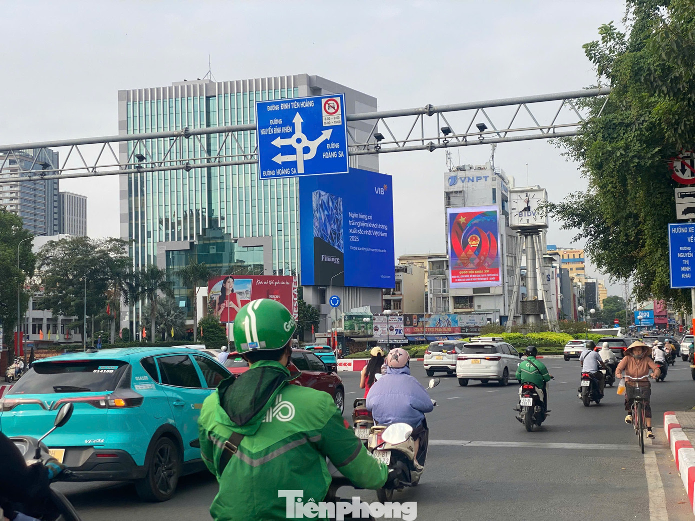Khu vực đường Điện Biên Phủ - vòng xoay Điện Biên Phủ hướng về trung tâm thành phố lúc 8h sáng. tp-vong-xoay.jpg