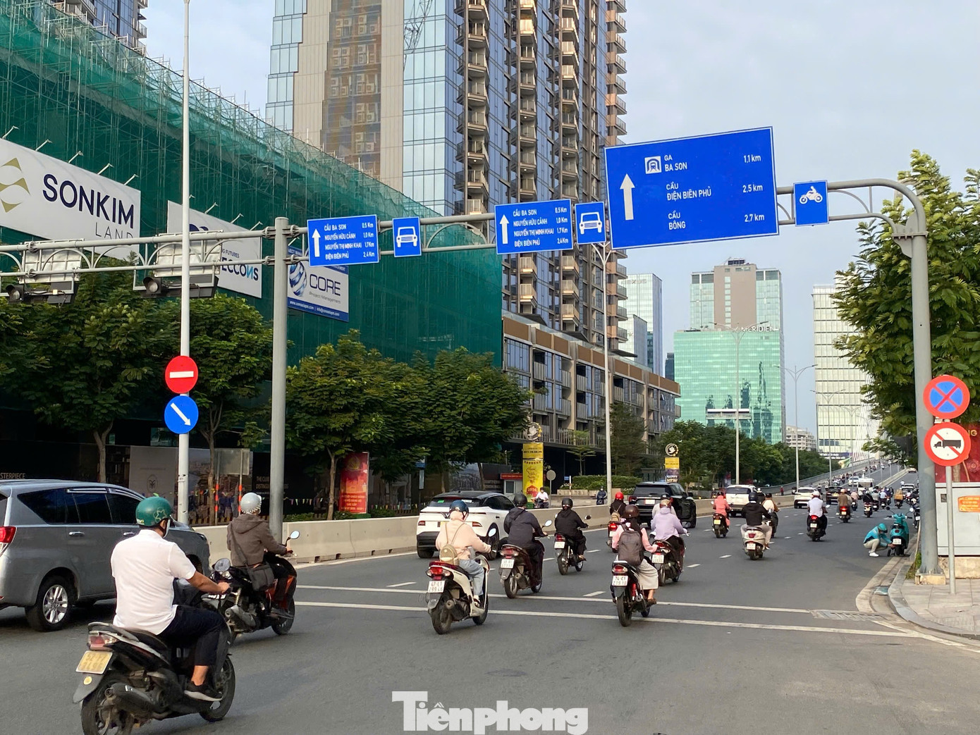 Đường R12 (hướng từ khu đô thị Thủ Thiêm lên cầu Ba Son về trung tâm TPHCM) vào sáng mùng 7 Tết. tp-ba-son.jpg