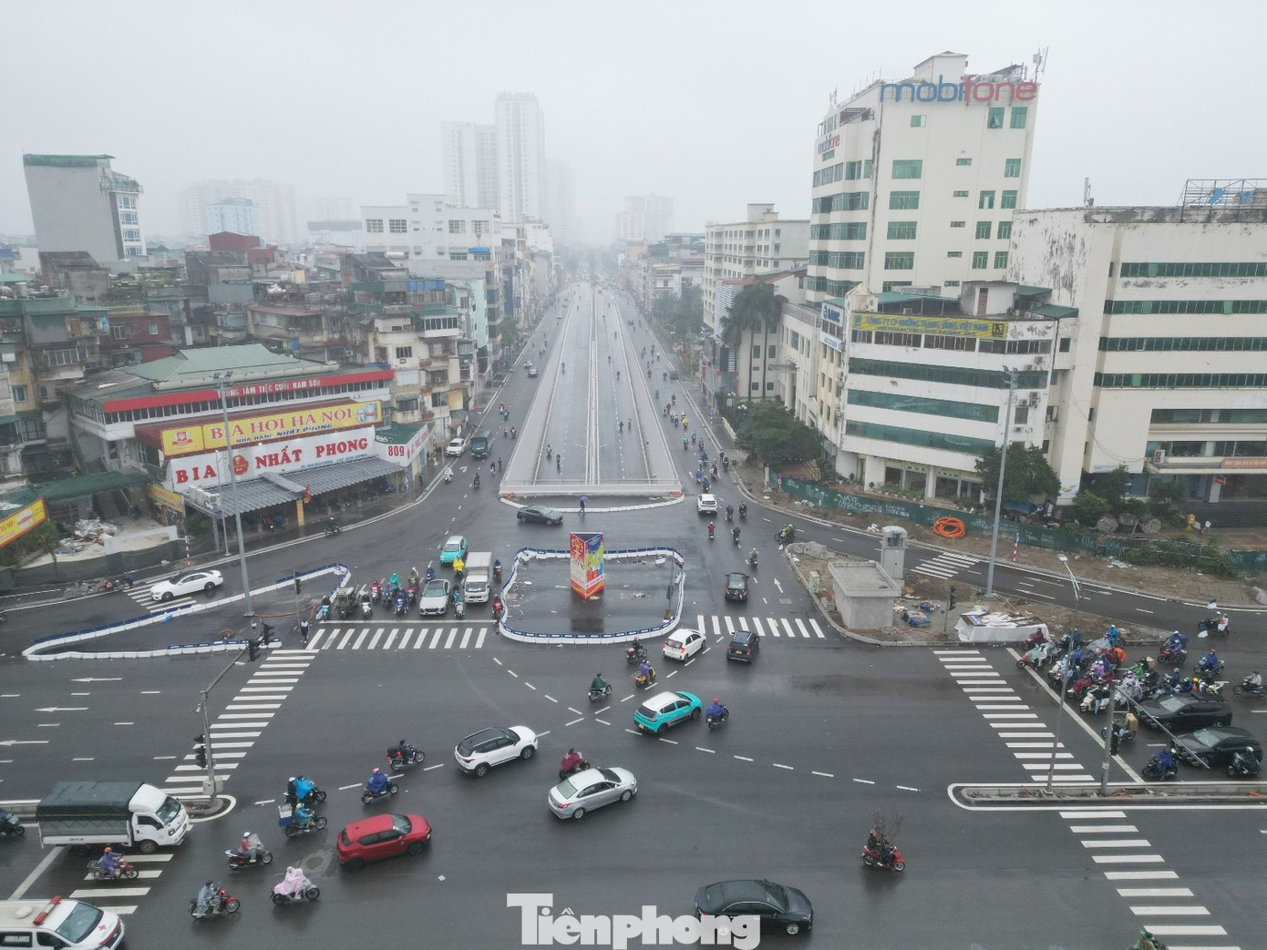 Đến nay sau 10 ngày thông xe hầm chui (chiều Định Công - Kim Đồng xe được đi dưới hầm), giao thông tại nút giao Giải Phóng - Kim Đồng đã giảm ùn tắc. tp-2.jpg