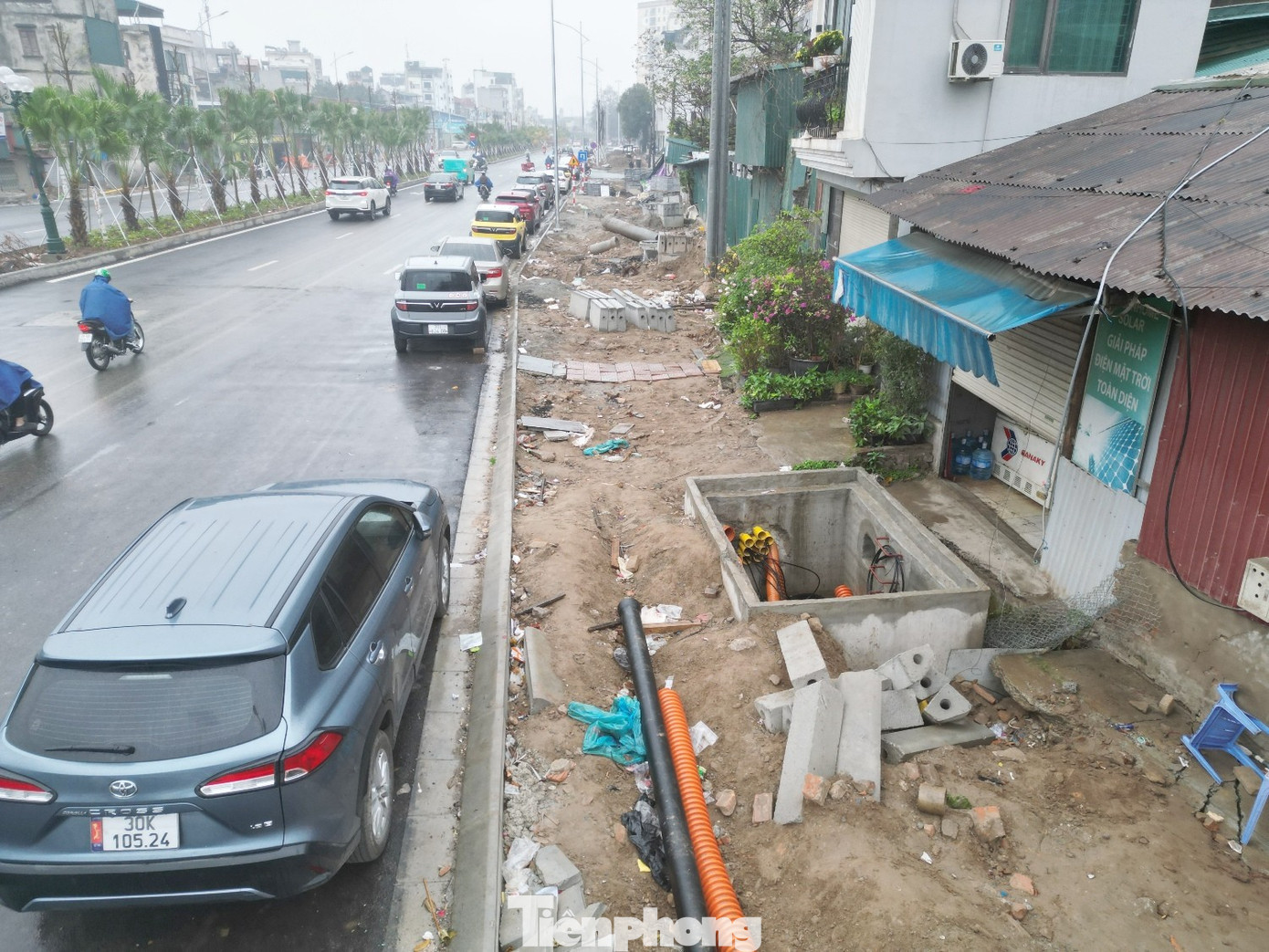 Vỉa hè cũng đang thi công dang dở, ngổn ngang. tp-6.jpg
