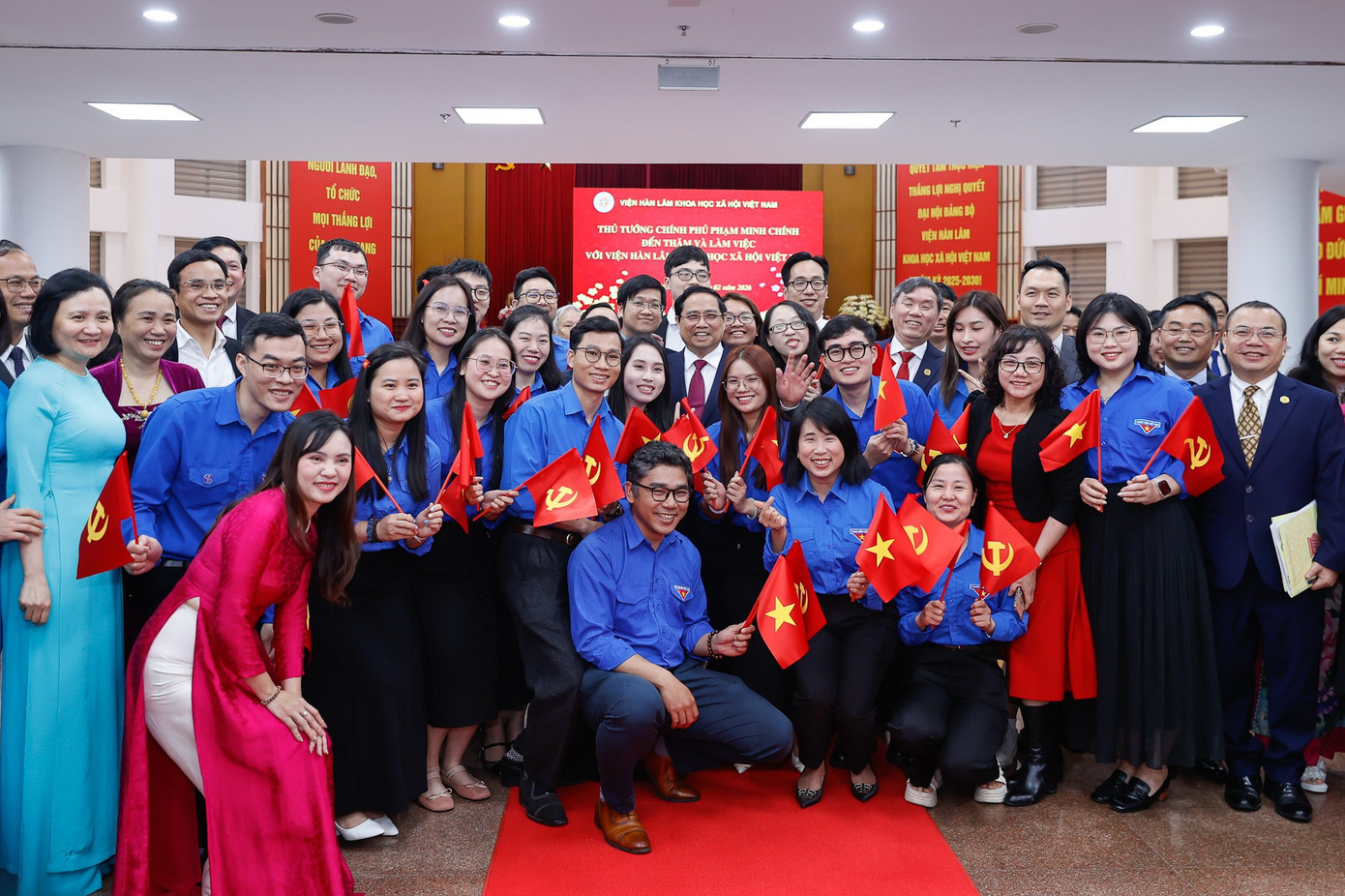 Thủ tướng cùng thế hệ trẻ Viện Hàn lâm Khoa học xã hội Việt Nam. Ảnh: VGP 242ttg2.jpg