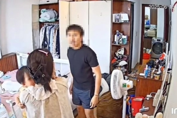 Cộng đồng mạng dậy sóng trước clip TikToker nổi tiếng đánh vợ mới sinh