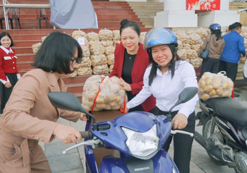 Ngày đầu đi làm sau Tết, lãnh đạo một xã xuống đồng livestream bán 4,5 tấn khoai giúp nông dân