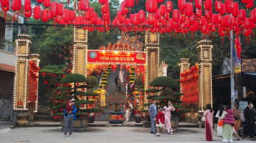 Ngọn núi cao chưa đến 100m nhưng nằm trên thế đất 'long mạch', trên đỉnh sở hữu di tích hơn 1.000 năm tuổi
