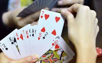 Người đàn ông nhập viện sau 3 ngày chơi bài liên tục