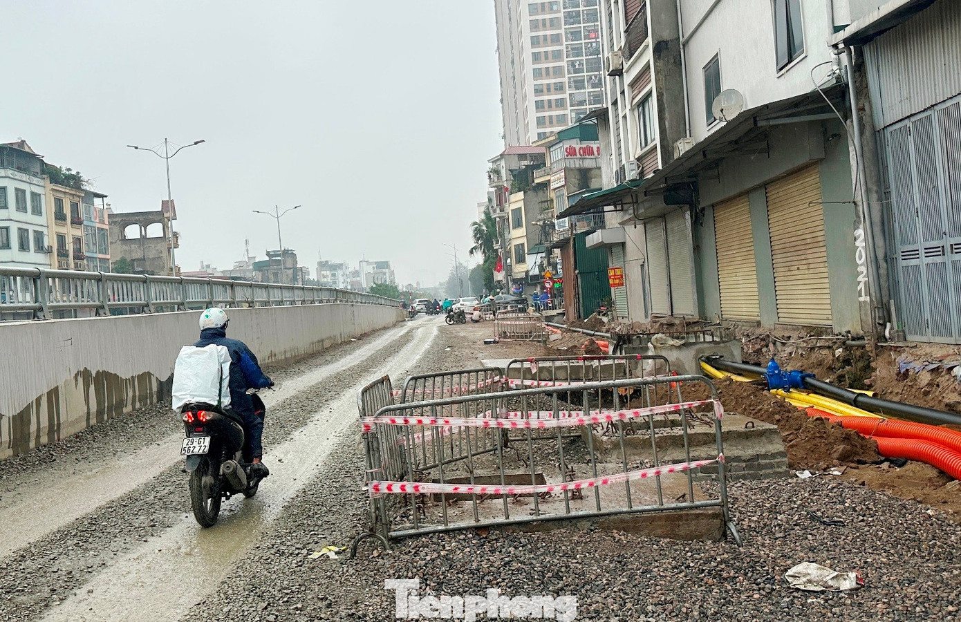 Cụ thể, mặt đường tại đây chưa được thảm nhựa, hệ thống hố ga thu, thoát nước cũng thi công dang dở và phải dựng rào xung quanh. tp-5.jpg