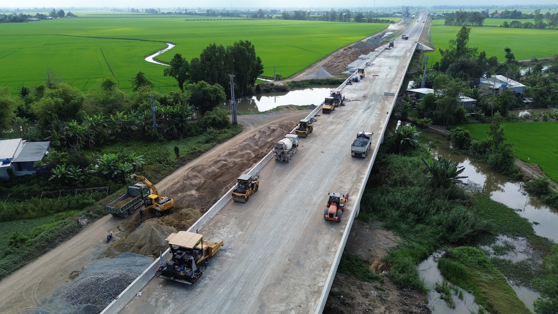 Công trường thi công tuyến cao tốc Châu Đốc - Cần Thơ - Sóc Trăng đoạn qua tỉnh An Giang. Nguồn ảnh: Báo Xây dựng Công trường thi công tuyến cao tốc Châu Đốc - Cần Thơ - Sóc Trăng đoạn qua tỉnh An Giang. Nguồn ảnh: Báo Xây dựng