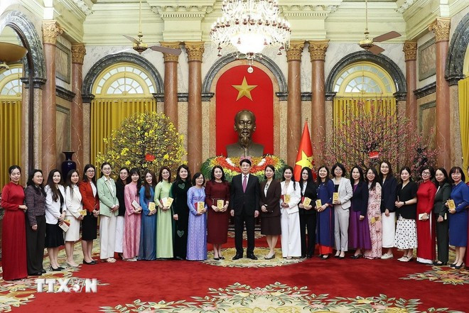 Chủ tịch nước Lương Cường chúc Tết cán bộ, công chức, viên chức, người lao động Văn phòng Chủ tịch nước. Ảnh: TTXVN. tienphong-242ctn1.jpg