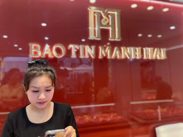 Ngày Vía Thần Tài: Giá vàng 'tăng chóng mặt', bảng điện tử nhảy số từng giờ