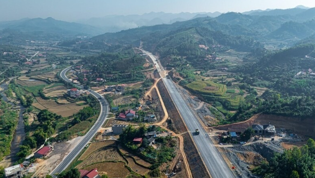 3 tháng nữa, chính thức hoàn thành cao tốc 12.000 tỷ do Đèo Cả thi công, giảm tải cho tuyến quốc lộ dài nhất cả nước- Ảnh 1. 3 tháng nữa, chính thức hoàn thành cao tốc 12.000 tỷ do Đèo Cả thi công, giảm tải cho tuyến quốc lộ dài nhất cả nước- Ảnh 1.