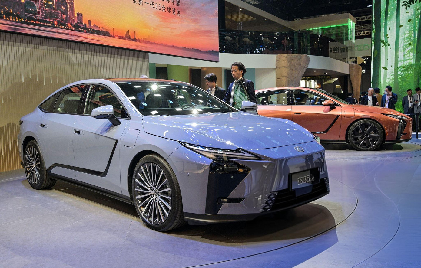 Lexus ES thế hệ mới có sự lột xác về thiết kế, đồng thời bổ sung bản thuần điện. lexus-es-350e.jpg