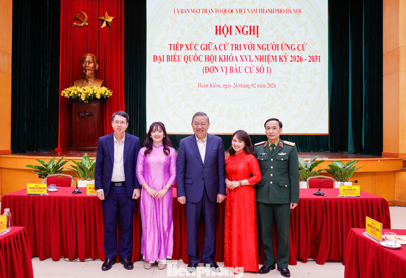 Tổng Bí thư Tô Lâm và các ứng cử viên ứng cử đại biểu Quốc hội khóa XVI tại Đơn vị bầu cử số 1, TP Hà Nội. Ảnh: Như Ý. tp-262tbtbaucu17.jpg