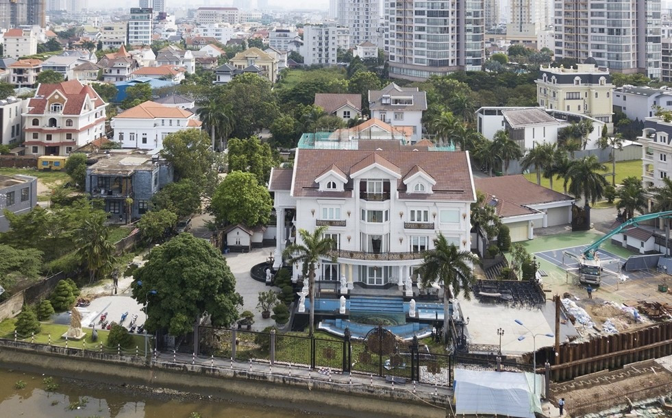 'Ông vua hàng hiệu' sở hữu biệt thự 3 mặt tiền ven sông Sài Gòn: Rộng 500m2, từng khiến truyền thông nước bạn choáng ngợp- Ảnh 3. 'Ông vua hàng hiệu' sở hữu biệt thự 3 mặt tiền ven sông Sài Gòn: Rộng 500m2, từng khiến truyền thông nước bạn choáng ngợp- Ảnh 3.