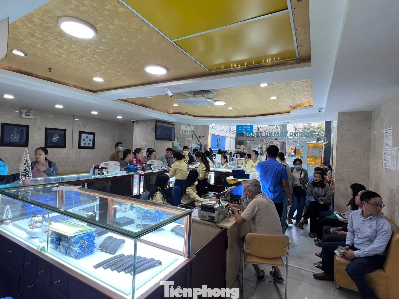 Bên trong khu vực bán vàng thần tài của SJC khá thông thoáng, khách đến được mời vào ngay chứ không phải xếp hàng dài chờ đợi bên ngoài như trước tp-vang-uyen-phuong-28.jpg