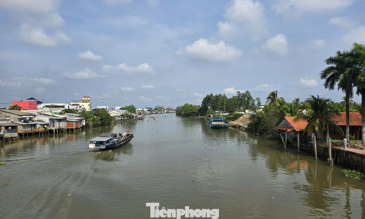 Bờ sông Long Hồ phía phường Thanh Đức (Vĩnh Long) được xây kè chống sạt lở dài hơn 2,4km. tp-vl.jpg