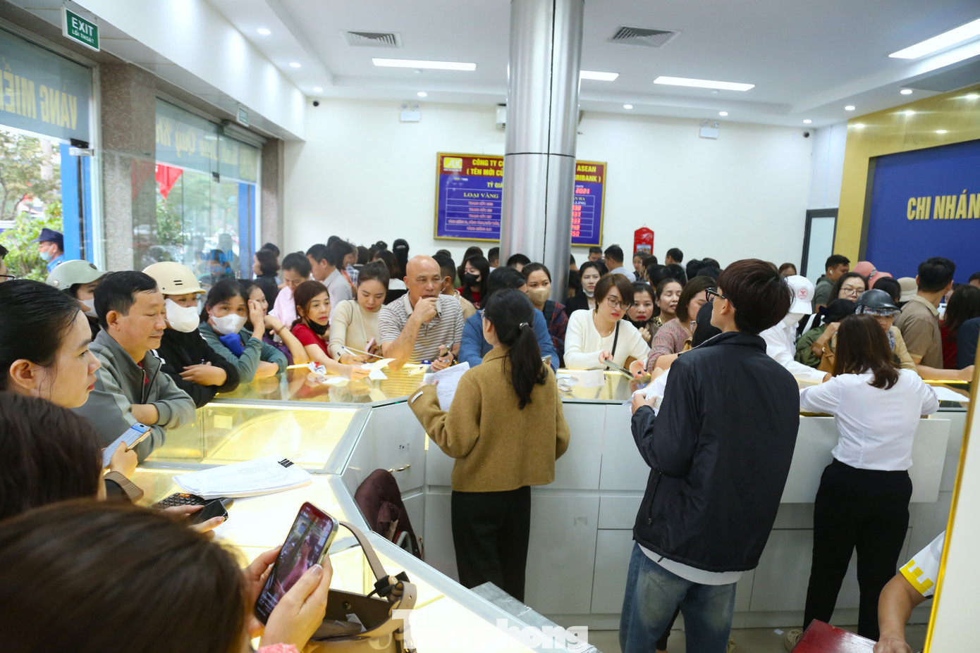 Ghi nhận ngày 26/2 (tức mùng 10 tháng Giêng - ngày vía Thần tài ), tại một cửa hàng kinh doanh vàng trên đường Quang Trung (phường Thành Vinh, tỉnh Nghệ An), khung cảnh mua bán nhộn nhịp. Người dân chen chúc mua vàng tp-7.jpg