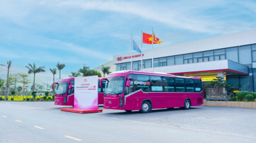 Hãng xe Việt Kim Long Motor bàn giao lô xe giường nằm thế hệ mới đầu tiên của năm 2026 cho ông lớn vận tải miền Trung