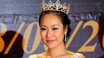 Hoa hậu Việt có gia thế khủng bỗng hóa ‘chủ tiệm vàng’, từng được cựu Tổng thống Mỹ tặng bằng khen, lấy chồng Tây nhờ đồng nghiệp mai mối