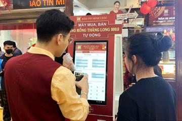 Một doanh nghiệp đưa máy bán vàng tự động vào vận hành toàn hệ thống