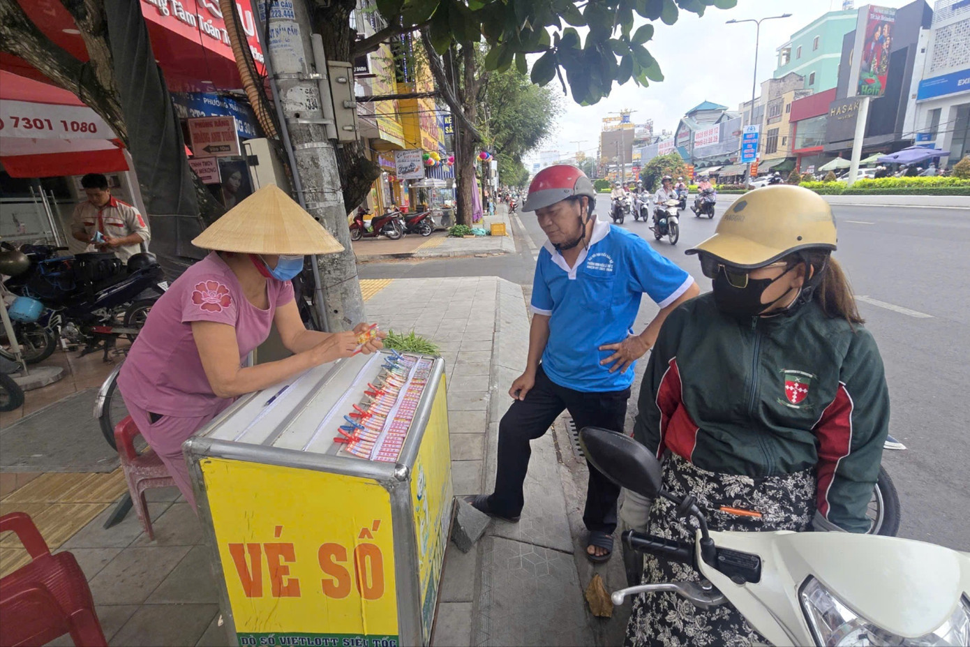 Vé có các số như 10, 39, 79 được nhiều khách lựa chọn với kỳ vọng mang lại may mắn trong ngày Vía Thần tài. Ảnh: Nhật Huy. z7565446454718-b19b68153e81c572a8a4499dfc881f3f-9093.jpg