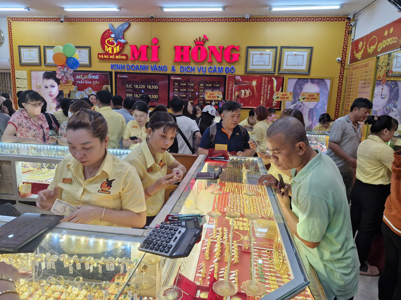 Tiệm vàng Mi Hồng có phần tấp nập ngay khi vừa mở cửa. Tuy nhiên, thay vì mua vàng Thần Tài, nhiều người lại chọn mua vàng nhẫn trơn, trang sức. z7564889316721-9b9df216f4f138fbd03be6868beaab6a.jpg