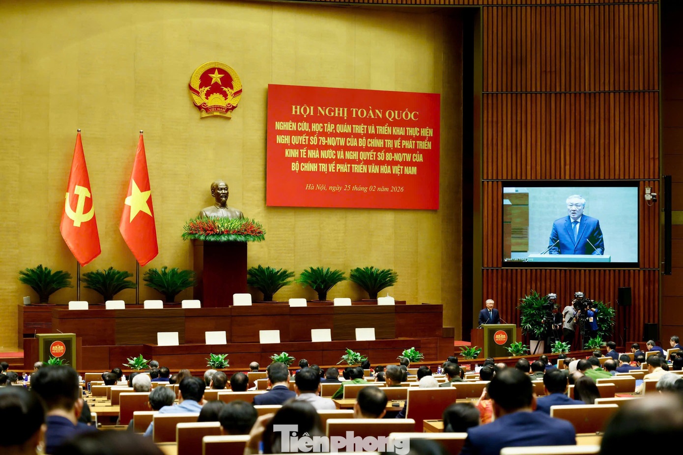 Phó Thủ tướng Nguyễn Hòa Bình trao đổi tại hội nghị. Ảnh: Như Ý. tp-252ptt1.jpg