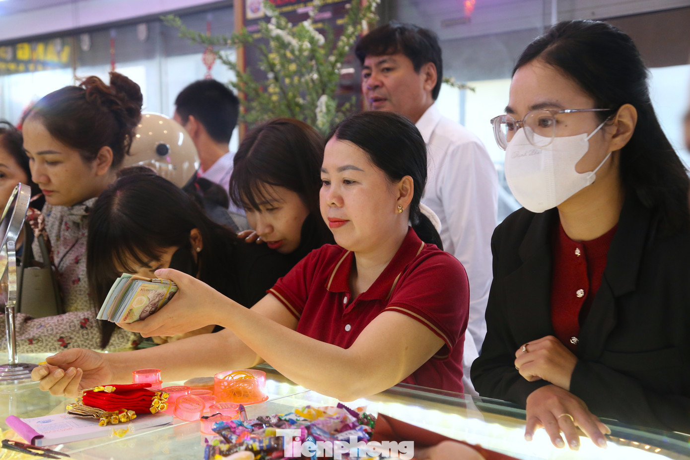 Người dân cầm sẵn tiền mặt trên tay, sẵn sàng giao dịch. tp-9.jpg
