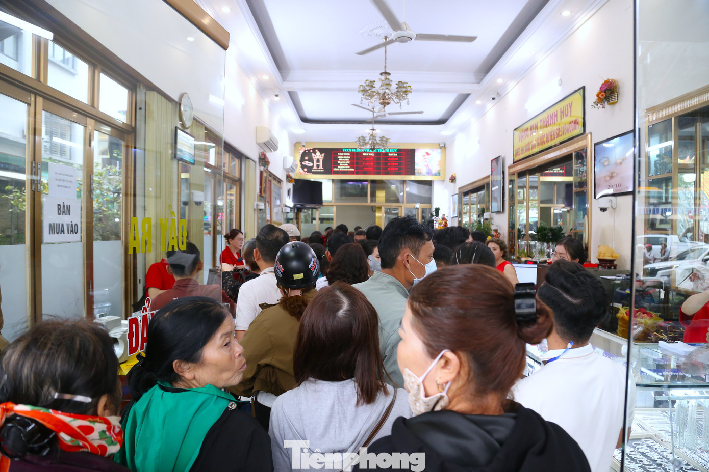 Dọc đường Cao Thắng (phường Trường Vinh, tỉnh Nghệ An), gần khu vực chợ Vinh, có hàng chục tiệm vàng lớn nhỏ. Trong ngày Vía Thần tài, các cửa hàng luôn trong tình trạng kín người. Dù giá vàng vẫn neo cao song người dân không mấy đắn đo vì là lấy may và cầu mong tài lộc. tp-12.jpg