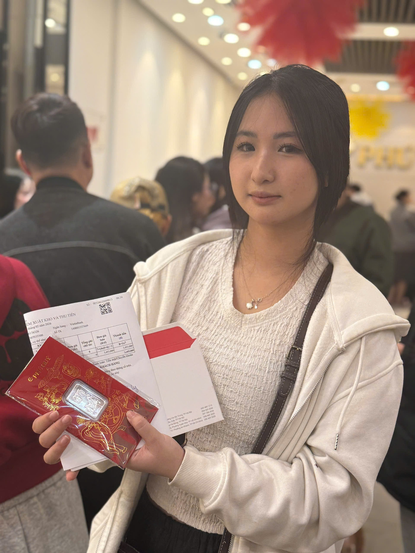 Bạn Phạm Khánh Ly (19 tuổi, phường Thanh Xuân) chờ đợi trước cửa hàng từ 22h hôm qua để mua miếng bạc trong ngày Vía Thần tài. ly.jpg