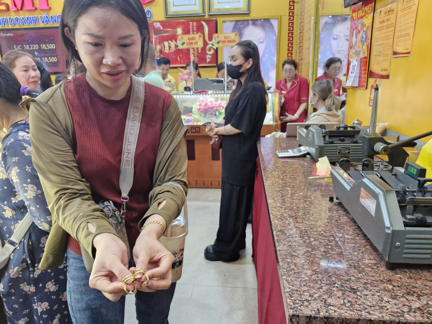 Một nữ khách hàng chốt đơn 5 chiếc vàng nhẫn. z7564889312839-bfdc444210cf3ca7778b80f12a28b62f.jpg