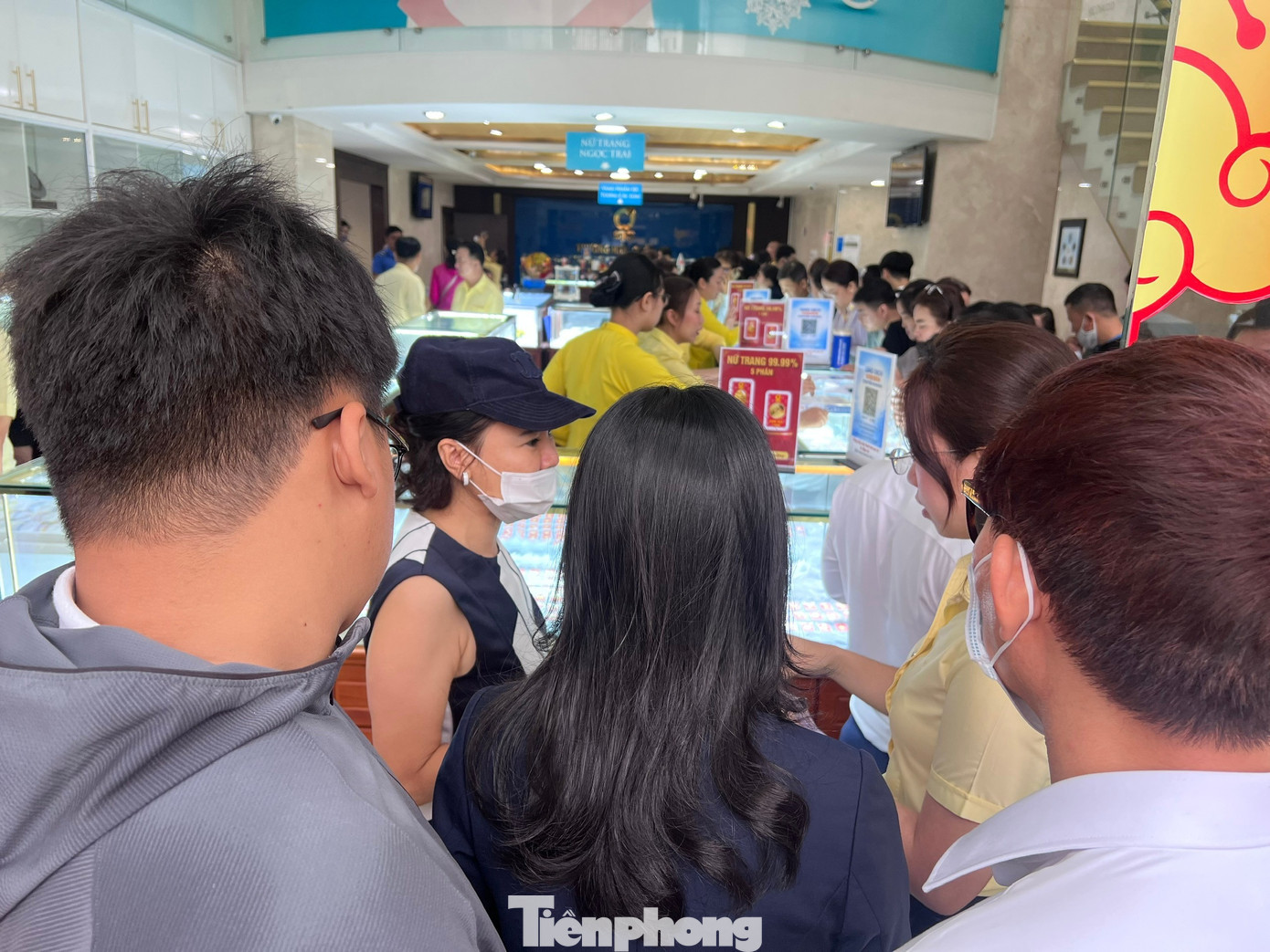 Ngày 26/2 (tức mùng 10 tháng Giêng - ngày Vía Thần tài), tại Công ty SJC trên đường Nguyễn Thị Minh Khai (phường Bàn Cờ, TPHCM), người dân nhộn nhịp đến mua vàng cầu may trong ngày vía Thần Tài. Hôm nay, mỗi khách được mua 2 chỉ vàng nếu thanh toán bằng chuyển khoản, mua được 1 chỉ vàng nếu thanh toán bằng tiền mặt. Đối với vàng miếng nhỏ, mỗi người được mua 3 chỉ. tp-vang-uyen-phuong-17.jpg