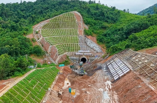 Hầm xuyên qua cung đèo hiểm trở nắn thẳng cung đường sắt ven biển đẹp nhất thế giới của Việt Nam đang gặp khó- Ảnh 2. Hầm xuyên qua cung đèo hiểm trở nắn thẳng cung đường sắt ven biển đẹp nhất thế giới của Việt Nam đang gặp khó- Ảnh 2.