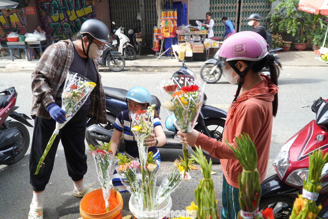 Người dân chọn mua hoa đồng tiền tại chợ Đống Đa. Ảnh: Thanh Hiền. tp-dong-tien-5.jpg