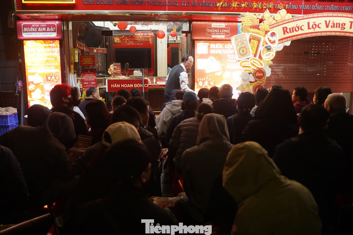 Người dân co ro trong sáng sớm chờ mua vàng. tp-2.jpg